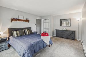 1 dormitorio con 1 cama azul y vestidor en Poconos Chalet newly renovated, great location home, en Tobyhanna