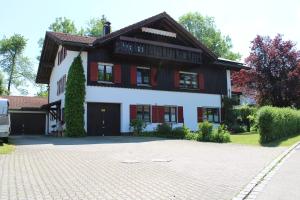 una casa grande con una entrada delante de ella en Ferienwohnungen Sternkopf, en Immenstadt im Allgäu