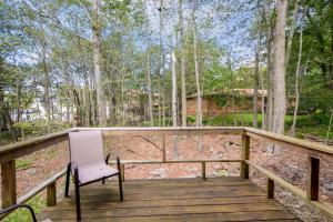 Κήπος έξω από το Poconos Chalet newly renovated, great location home