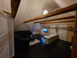 een woonkamer met een bank en een tv bij Hovdala Holiday in Hässleholm