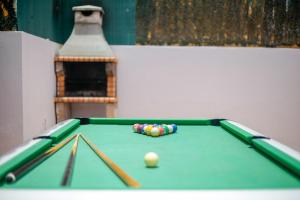 una mesa de billar con bolas encima en Villa Relax Deluxe Private Pool Corralejo By Holidays Home, en Corralejo
