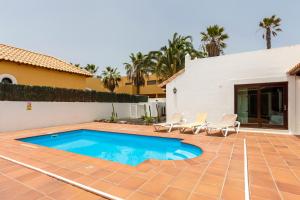 una piscina en el patio trasero de una casa en Villa Relax Deluxe Private Pool Corralejo By Holidays Home, en Corralejo