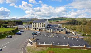 une vue aérienne sur un bâtiment avec un parking dans l'établissement The Belfray Country Inn, à Derry Londonderry