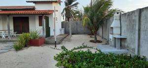 a backyard with a house and a fence at Casa do Kite in Galinhos
