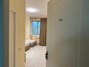 迪利然Hotel X的通往卧室的房间的门