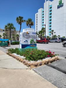 um sinal no meio de um parque de estacionamento em Beachside Hotel - Daytona Beach - NO POOL em Daytona Beach