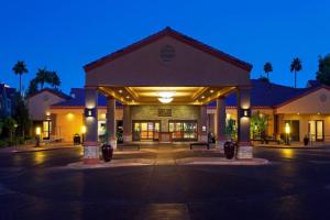 een gebouw met een parkeerplaats 's nachts bij Holiday Inn Desert Inn Club in Las Vegas