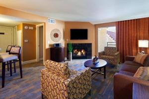 een woonkamer met een bank en een open haard bij Holiday Inn Desert Inn Club in Las Vegas