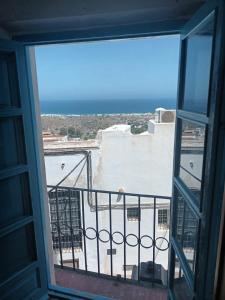 an open window with a view of the ocean at Pension El Torreon in Mojácar