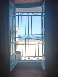 una puerta abierta a un balcón con vistas a la playa en Pension El Torreon, en Mojácar