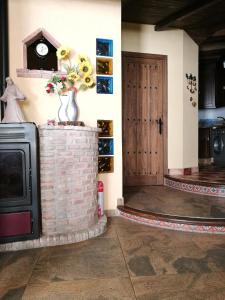 Iznatoraf的住宿－Casa Rural Los Girasoles，一间设有砖砌壁炉和门的房间