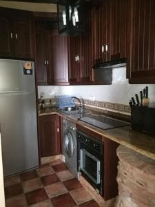 Iznatoraf的住宿－Casa Rural Los Girasoles，带冰箱和洗碗机的厨房