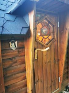 einen Innenblick auf eine Holzhütte mit einer Tür in der Unterkunft La cabane du Nuton Ardennais in Tournes