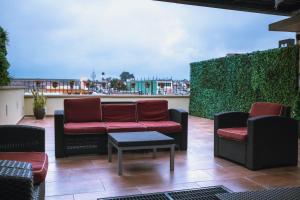 een patio met banken en stoelen op een dak bij Hotel Posada del Virrey in Xalapa