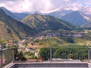 d'un balcon offrant une vue sur la vallée de la montagne. dans l'établissement Milky Way, à Kazbegi
