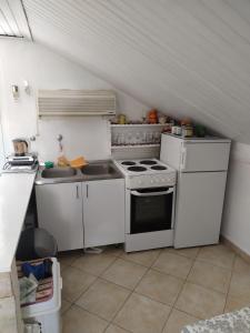 una cocina con estufa y fregadero en Sea dreams, en Ðenovići