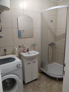 Un baño con lavadora y lavabo. en Sea dreams, en Ðenovići