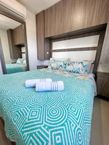 1 cama grande con 2 almohadas encima en Hermoso Apartamento Piso 17 en Cartagena Con Cercania Al Mar y Centro Historico, en Cartagena de Indias
