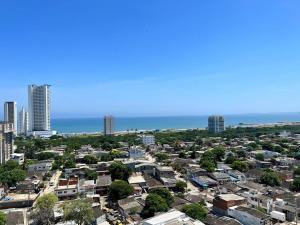 una ciudad con edificios y el océano en el fondo en Hermoso Apartamento Piso 17 en Cartagena Con Cercania Al Mar y Centro Historico, en Cartagena de Indias