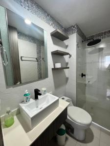 y baño con lavabo, aseo y ducha. en Hermoso Apartamento Piso 17 en Cartagena Con Cercania Al Mar y Centro Historico, en Cartagena de Indias