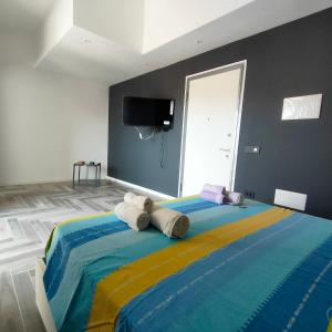 a bedroom with a bed with towels on it at Stanza idromassaggio in Quartu SantʼElena