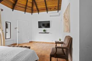 Tempat tidur dalam kamar di H4 LAS CABAÑAS