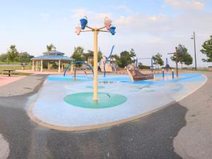 um parque com um parque infantil com escorregas e baloiços em PARADISE VILLa em Bowmanville