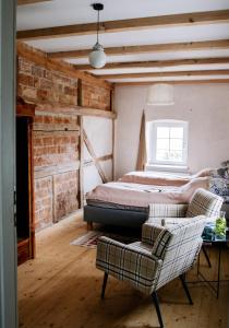 1 dormitorio con 1 cama y 2 sillas en Dwie Brzozy wegetariańskie siedlisko en Wleń
