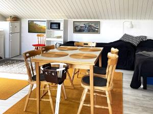 cocina con mesa y sillas en una habitación en Holiday home ALVESTA II, en Alvesta