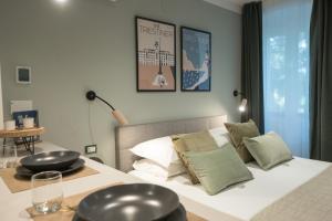ein Schlafzimmer mit einem Bett und einem Tisch mit in der Unterkunft Monte 21 - San Giusto in Triest
