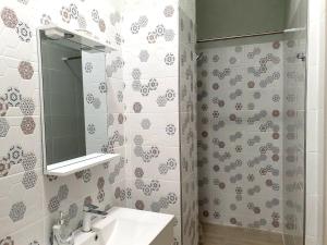 Koupelna v ubytování ORI Vintage Beauty Apart Malul Muresului