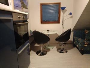 a small living room with two chairs and a table at Ferienwohnung Hey in Elgersburg