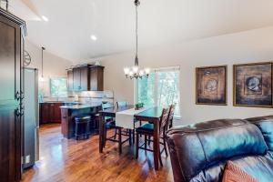 Kuchyň nebo kuchyňský kout v ubytování Cedar Point Hideaway