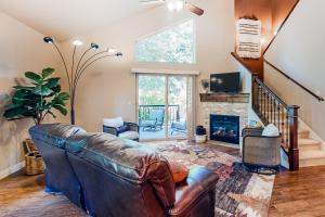 TV a/nebo společenská místnost v ubytování Cedar Point Hideaway