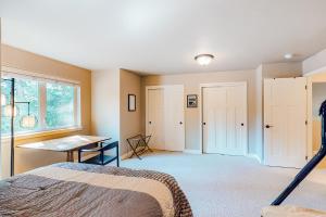 Postel nebo postele na pokoji v ubytování Cedar Point Hideaway