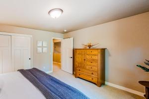 Postel nebo postele na pokoji v ubytování Cedar Point Hideaway