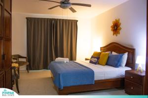 Schlafzimmer mit einem Bett und einem Deckenventilator in der Unterkunft Pool Terrace, Deluxe E1, Close to Beach, 2Br, 2Bt in Punta Cana
