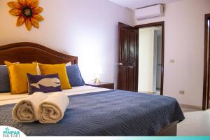 ein Schlafzimmer mit einem Bett mit Handtüchern darauf in der Unterkunft Pool Terrace, Deluxe E1, Close to Beach, 2Br, 2Bt in Punta Cana