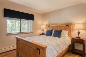 1 dormitorio con 1 cama grande con almohadas azules en Moontain House en Incline Village