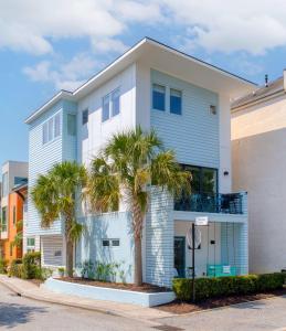 una casa blanca con palmeras delante en Happy Stays Mins to Park Circle Dtwn CHS Beach, en Charleston