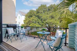 balcón con sillas, mesa y parrilla en Happy Stays Mins to Park Circle Dtwn CHS Beach, en Charleston 69 fotos más