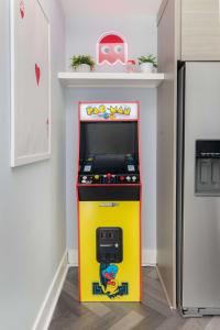 una máquina de videojuegos en la esquina de una habitación en Happy Stays Mins to Park Circle Dtwn CHS Beach, en Charleston