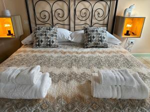 sypialnia z dużym łóżkiem z ręcznikami w obiekcie Incanto w mieście Parma
