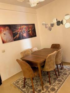 Room in Charming Apartment Locally-Centred的休息区