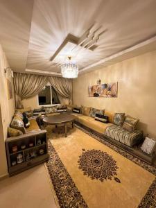 阿加迪尔Room in Charming Apartment Locally-Centred的带沙发和桌子的客厅