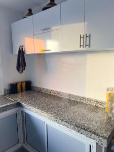Room in Charming Apartment Locally-Centred的厨房或小厨房