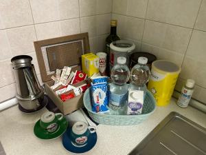 blat z butelkami wody i innymi produktami w obiekcie Incanto w mieście Parma +2 zdjęcia