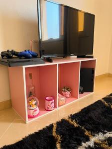Room in Charming Apartment Locally-Centred的电视和/或娱乐中心