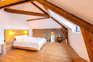 - une chambre avec un lit et du parquet dans l'établissement Maison, type Triplex atypique de charme, à Saint-Brieuc