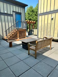 Rõdu või terrass majutusasutuses Sooke Oceanview Penthouse - Family Friendly